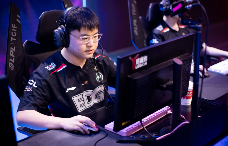 C9横扫IG，Uzi操刀奇招英雄翻盘强强对话小组赛，留下经典瞬间