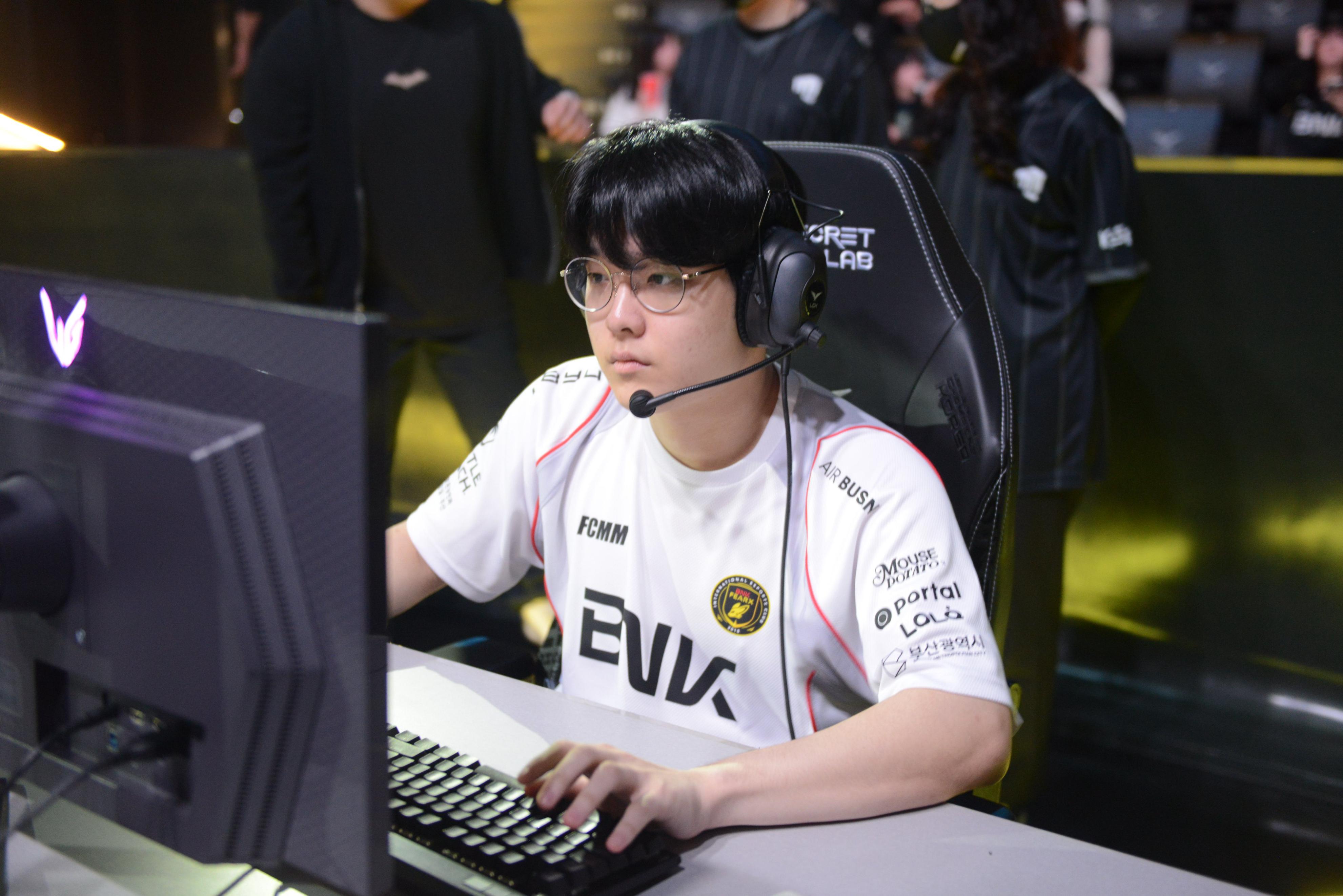 V5横扫DK,Chovy极限生还后反打宿命之战小组赛,成为赛场最大亮点 V5横扫DK,Chovy极限生还后反打宿命之战小组赛,成为赛场最大亮点