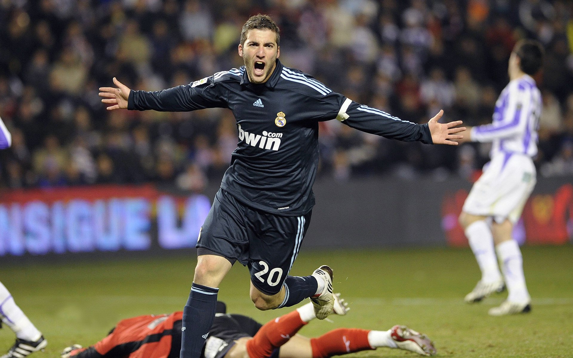 萨卡绝杀如子弹穿膛！从谩骂到救赎，他这一脚踢碎了所有质疑