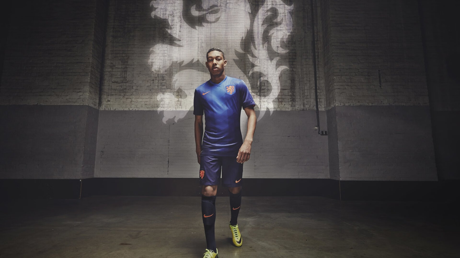 跨界接管！当非洲之光刺穿南美防线，荷兰前锋在篮球圣殿投下足球炸弹